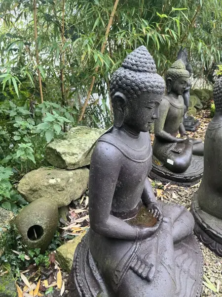 Artikelbild 2 des Artikels “Ausstellungsstück - Sitzender Buddha, Indien, 80 cm Höhe, Kunststein, hohl, handgefertigt & farbig. “